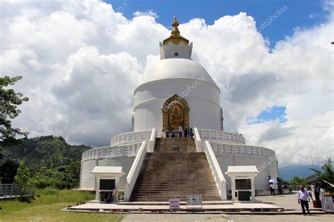 La Pagoda de la Paz Infinita: Un Refugio Delicado para el Espíritu y Una Odisea de Pinceladas Coloridas!