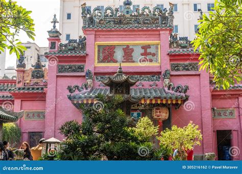 La Pagoda en la Montaña: Una Exploración Vibrante del Espiritualismo y el Paisaje Vietnamita